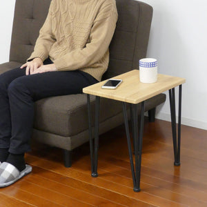 【サイドテーブルとして】ソファ横に置いて、飲み物や読み物を置くのに便利なサイドテーブルにも。