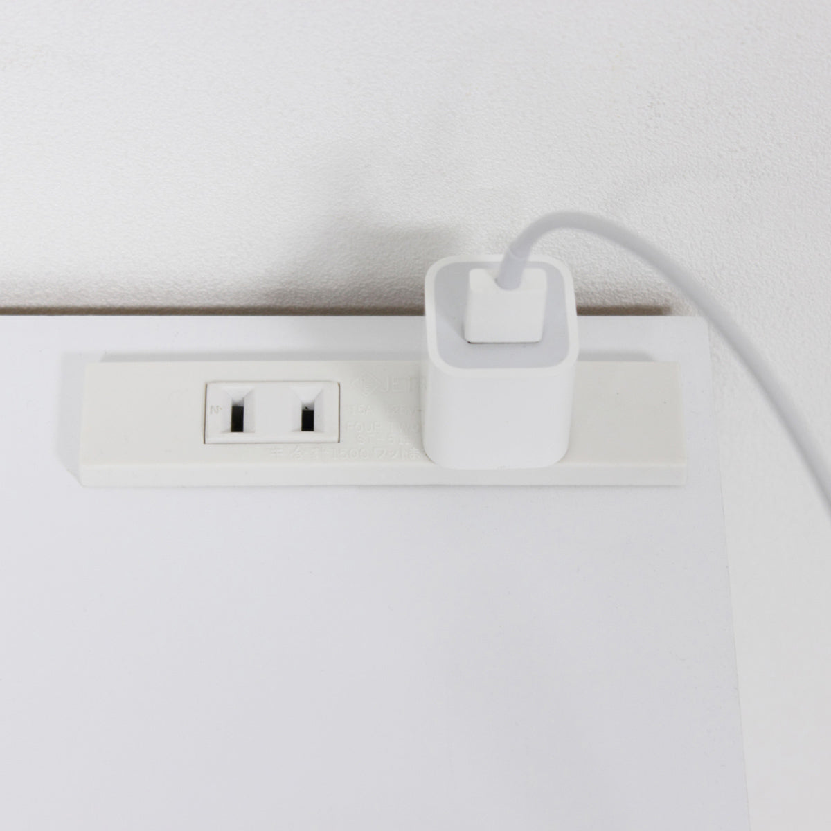【便利な2口コンセント】デスク上に電源が備わっているので、充電やPCの接続もスマートに行えます。