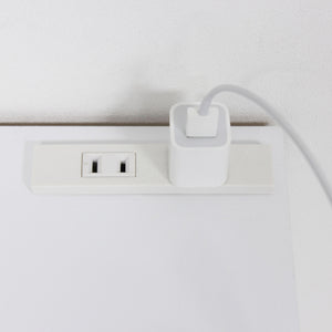 【便利な2口コンセント】デスク上に電源が備わっているので、充電やPCの接続もスマートに行えます。