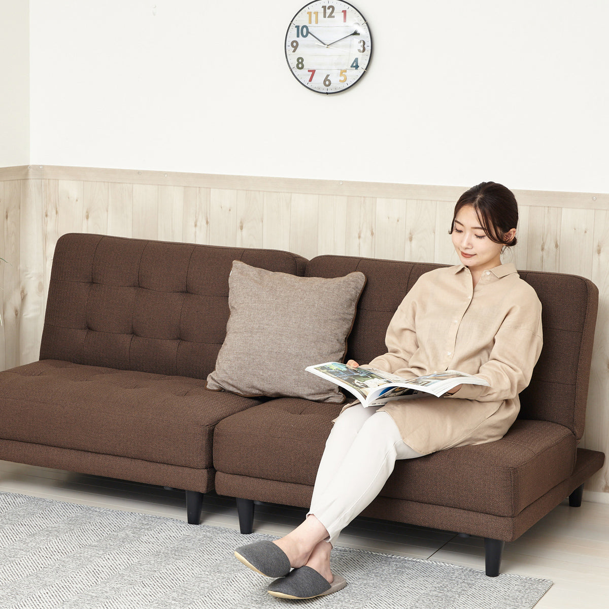 【くつろぎの読書時間に】
ファブリック素材の柔らかな肌触りに包まれながら、好きな角度で背もたれを調整し、読書やティータイムを心地よく楽しめるパーソナル空間が生まれます。