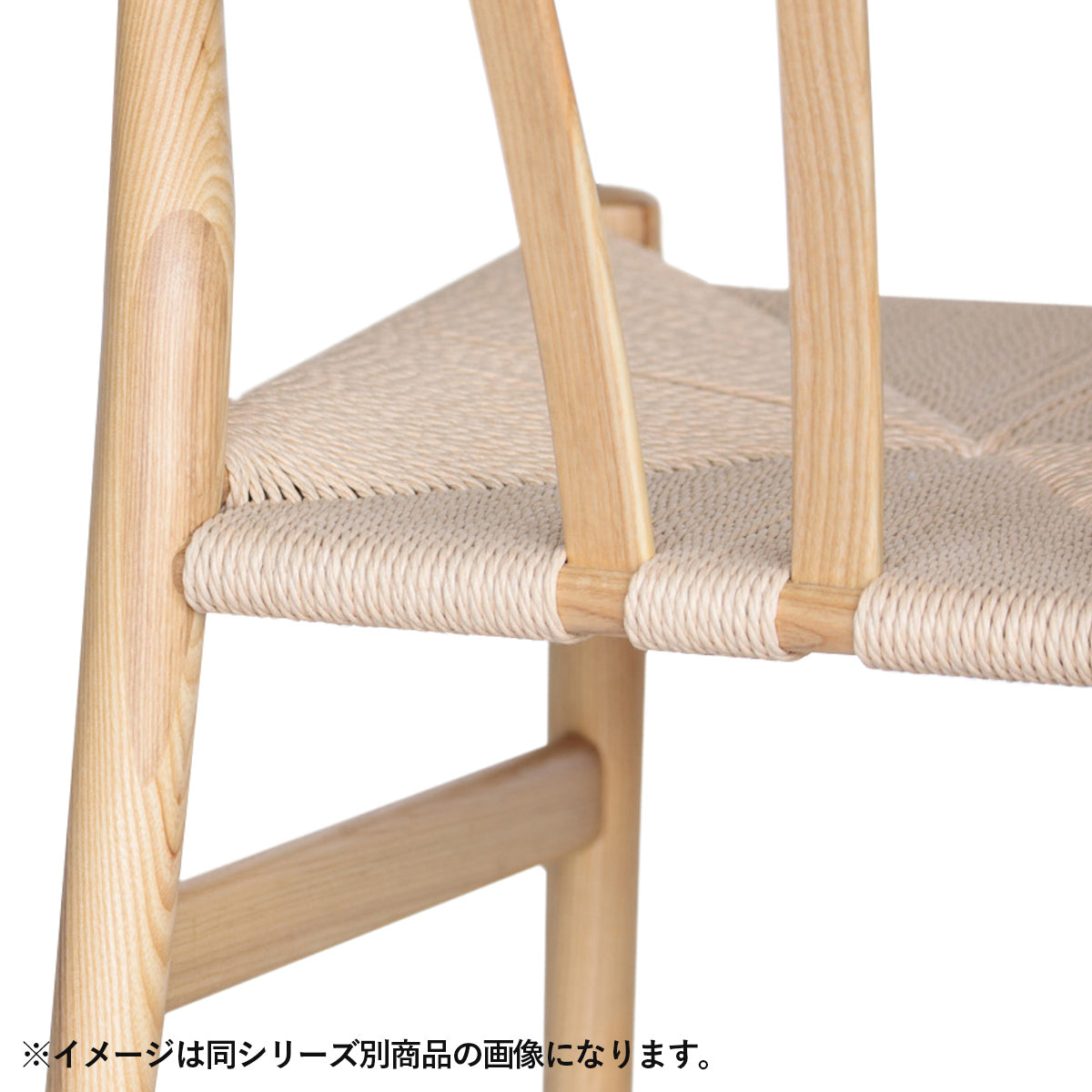 【手仕事の温もりを纏う】丁寧に編み込まれたペーパーコードが、身体をやさしく包み込みます。