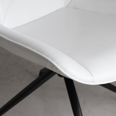 座面は心地良いフィット感と程よいクッション性で、快適な座り心地が体感でき、肘なし設計のためテーブルにも収まりやすくなっています。