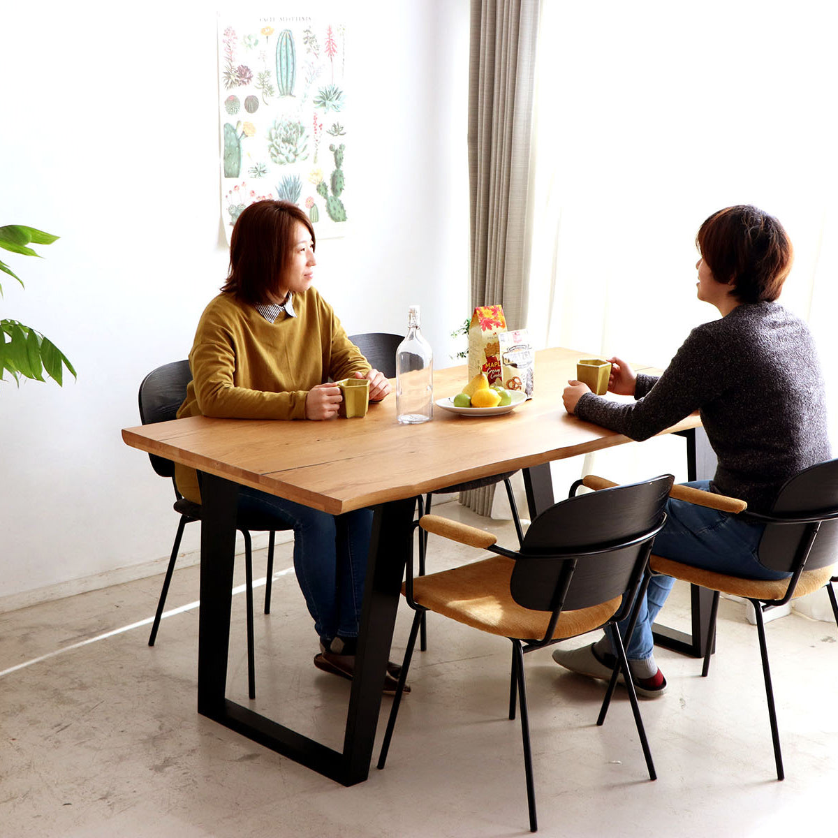 【笑顔が集まる場所】ゆったりとしたテーブルで、友人や家族との会話が自然と弾みます。