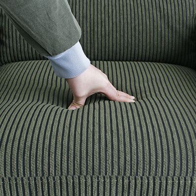 座面にSバネとウレタンフォームを使用することで、座ったときに沈み込み過ぎず、安心感と安定感を感じられる若干硬めの感触となっています。