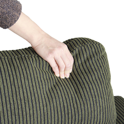 背もたれは包み込んでくれるようなクッション性があり、奥行きのある座面に座りもたれかかることで、ゆったりとくつろぐことができます。