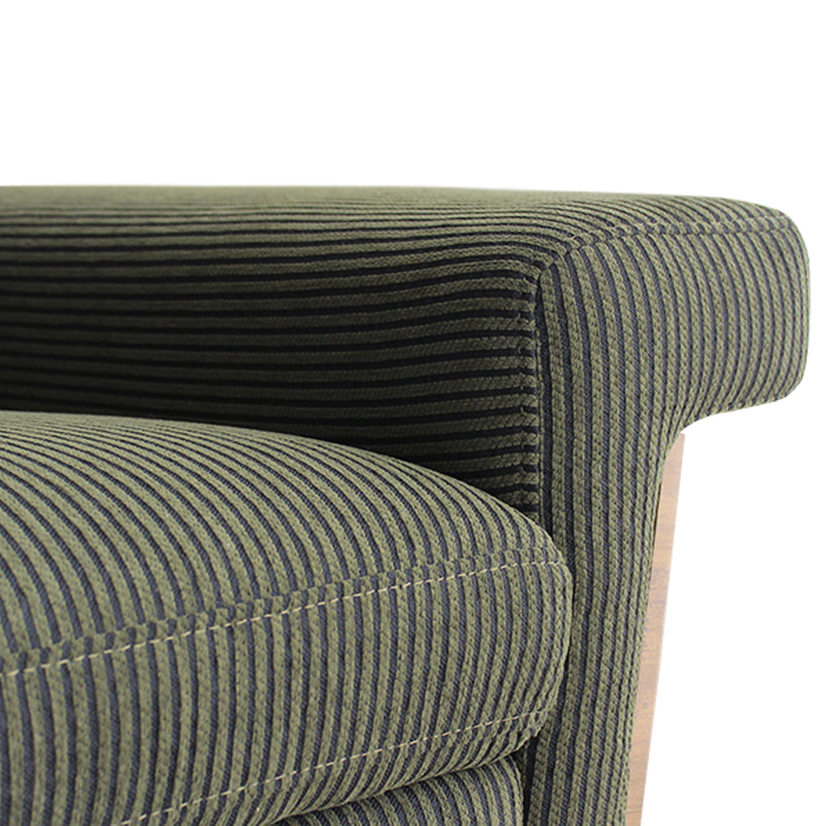 【広々アームレスト】幅広の肘掛けは、サイドテーブル代わりにもなり、使い勝手抜群です。