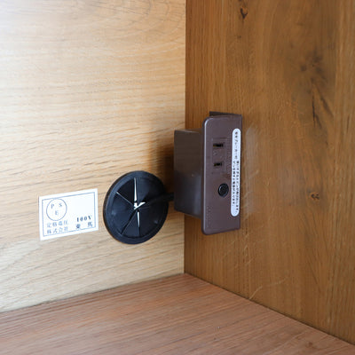 スライド棚の奥にはコンセントもついており、調理家電を使うときに活躍してくれます。