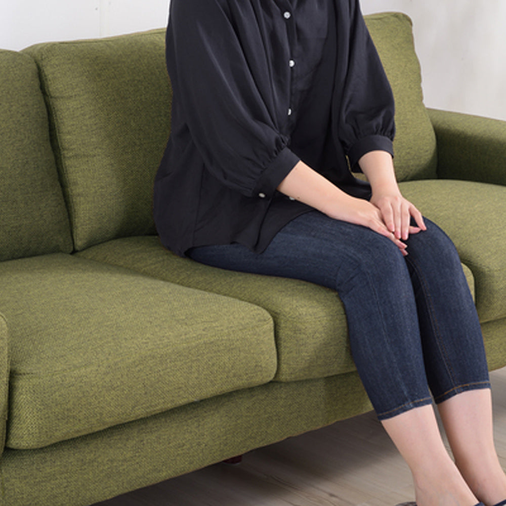 【広々とした座面】窮屈さを感じさせない奥行きで、大人でもゆったりとくつろげます。