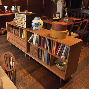 【多様なシーンで活躍】リビングボードやサイドボードとして、また書斎やダイニングの一角にも。シリーズのオープンシェルフと並べれば、さらに収納の幅が広がります。