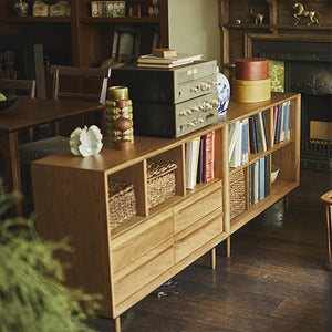 【お気に入りを美しく飾る】オープン棚にはお気に入りの書籍やアートを、天板にはオブジェをディスプレイ。あなただけのギャラリーが、日常に彩りを添えます。