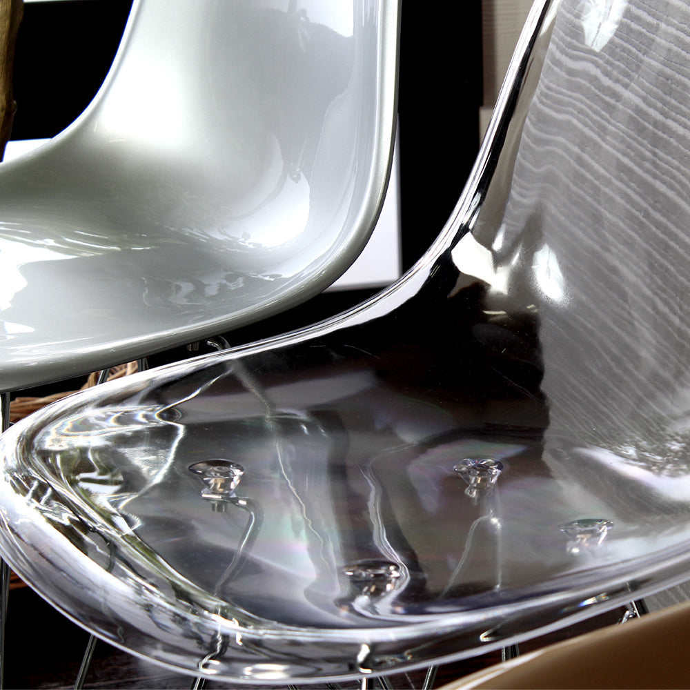 【光と影が奏でる美】透明なポリカーボネートが光を捉え、見る角度によって表情を変える繊細な輝きを放ちます。