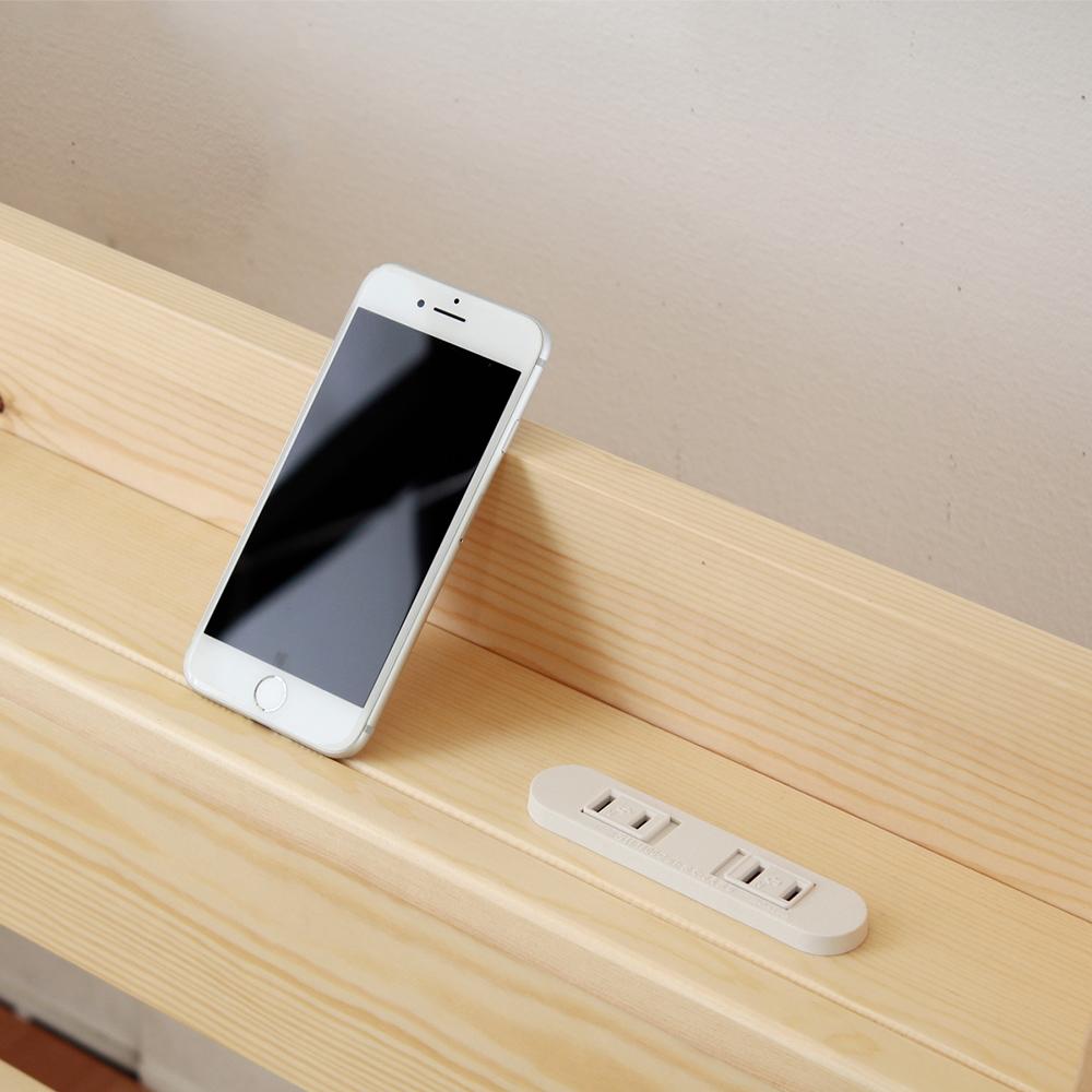 【スマホの定位置、見つけた】ヘッドボードの棚に設けた便利な溝は、スマートフォンを立てかけるのにちょうど良く、動画鑑賞や通知の確認もスムーズに行えます。