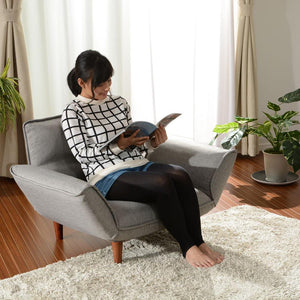 【私だけの特等席がここに】背もたれと肘を自分好みの角度に調整すれば、読書やスマートフォンの操作も楽な姿勢で楽しめ、コンパクトながら体をやさしく包み込む、まさに私だけの特等席です。