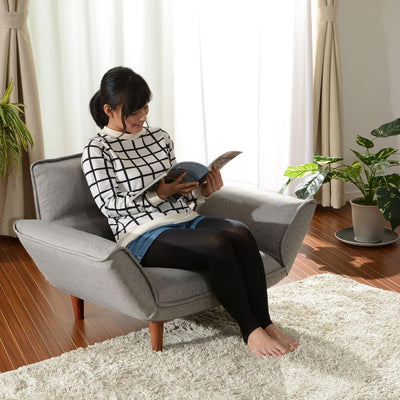【ゆったりくつろげる】一人暮らしのお部屋でもリビングでもコンパクトなサイズで邪魔にならないゆったりとしたソファです。