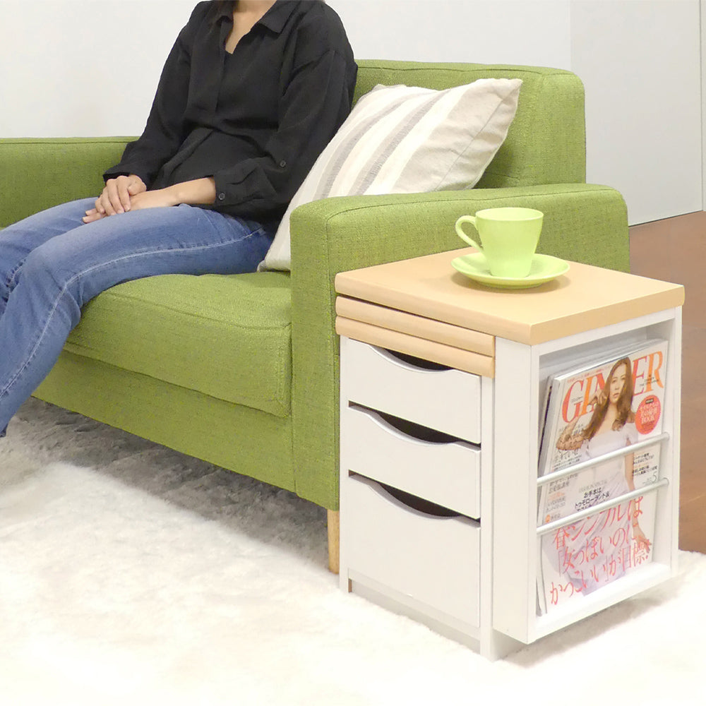 【ソファ横の便利な相棒】折りたたんでソファのサイドテーブルに。飲み物やリモコンの置き場所に困りません。