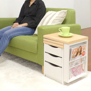 【ソファ横の便利な相棒】折りたたんでソファのサイドテーブルに。飲み物やリモコンの置き場所に困りません。