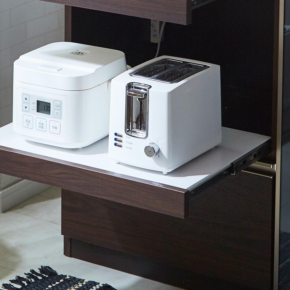 【蒸気の出る家電も快適に使える工夫】炊飯器やトースターを置くのに最適なスライド棚は、使う時だけ手前に引き出せるので、熱や蒸気がこもる心配なく快適にお使いいただけます。