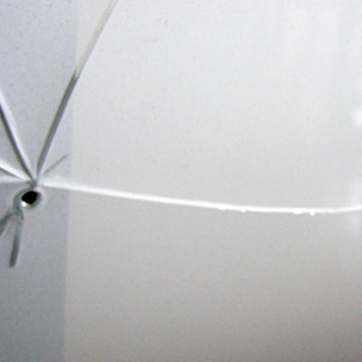 【飛散防止フィルム付きで安心】万が一ガラスが割れても、破片の飛散は最小限。
