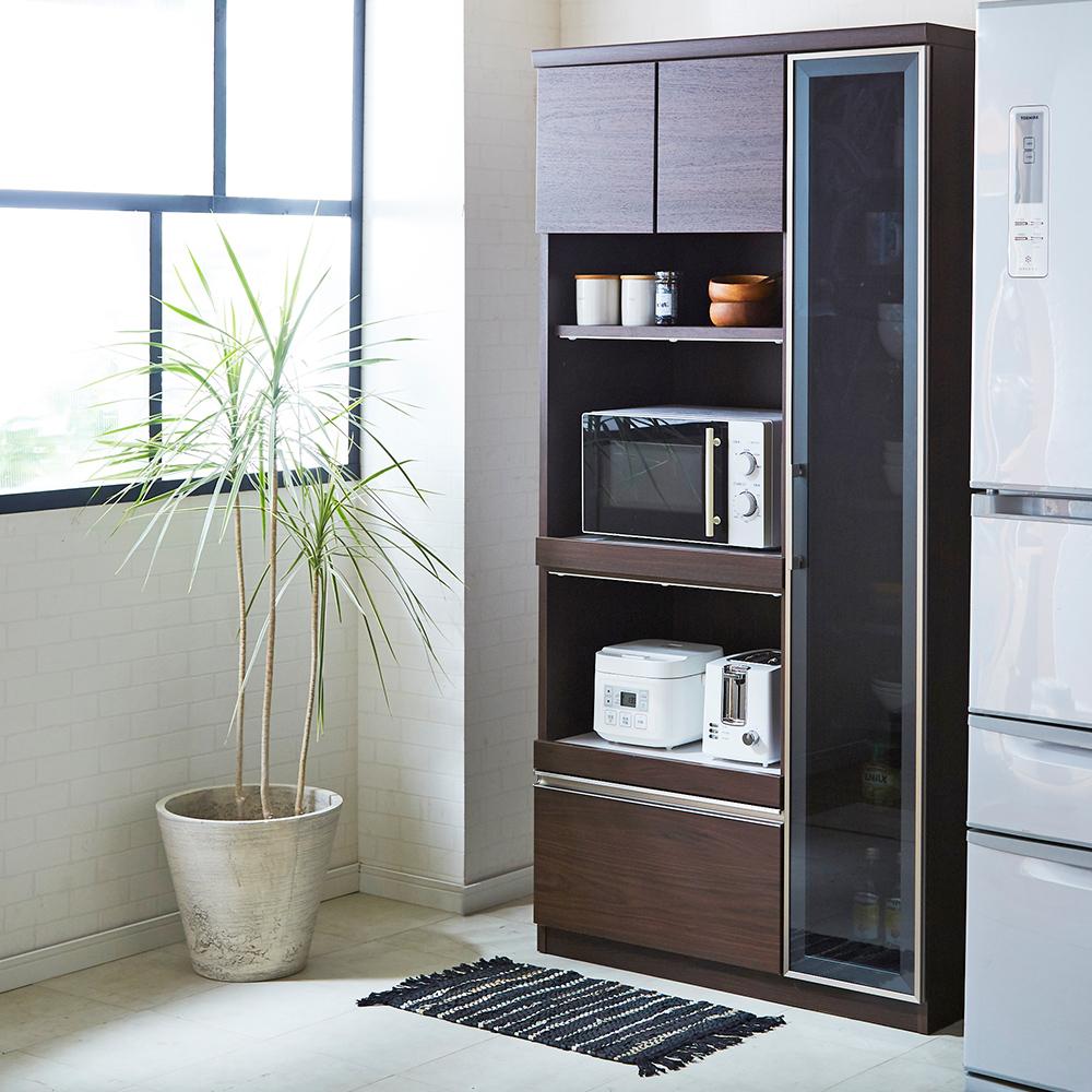 【落ち着いた空間を演出する木目調】温かみのあるブラウンカラーと美しい木目調デザインが、キッチンスペースを落ち着きのある上質な空間へと変え、日々の暮らしに彩りを添えます。
