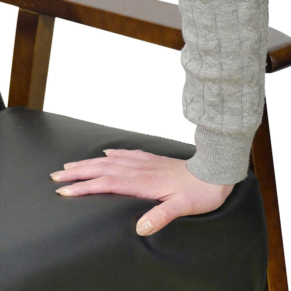 【沈み込みすぎない、理想の硬さ】適度な反発力がある硬めのクッションは、長時間座っても疲れにくく腰への負担を軽減するため、快適な座り心地とスムーズな立ち座りをサポートします。