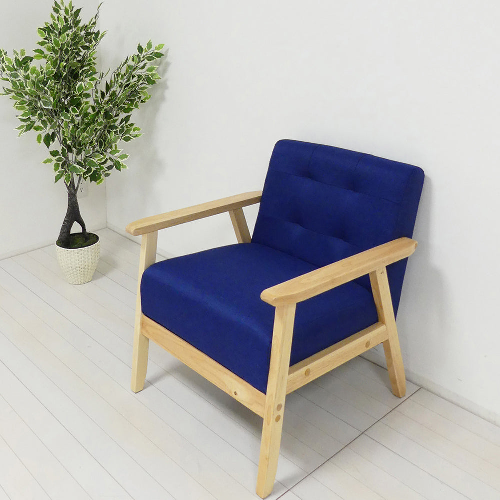 【お部屋に彩りを添える一台】温かみのある木製フレームと鮮やかなブルーがお部屋を明るく彩り、しっかりとした座り心地であなただけのリラックスタイムを演出します。