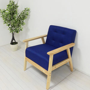 【お部屋に彩りを添える一台】温かみのある木製フレームと鮮やかなブルーがお部屋を明るく彩り、しっかりとした座り心地であなただけのリラックスタイムを演出します。