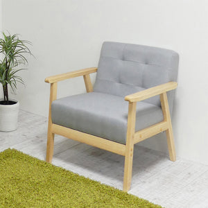 【どんな部屋にも馴染む万能さ】落ち着いたグレーの色合いとシンプルなデザインがどんなお部屋にも自然と溶け込み、腰に優しい硬めの座面でコンパクトながらも快適なくつろぎを提供します。