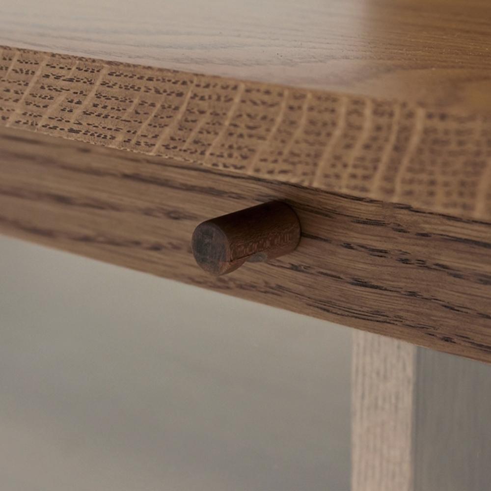 【細部まで美しい仕上がり】木製のダボで固定された棚板は、細部にまで職人のこだわりが光る丁寧な作りです。