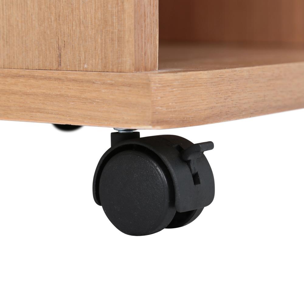 【移動も固定もラクラク】お掃除の時や模様替えの際に便利なキャスターは、うち2つにストッパーが付いているため、普段はソファやベッドの横にしっかりと固定しておけるので安心です。