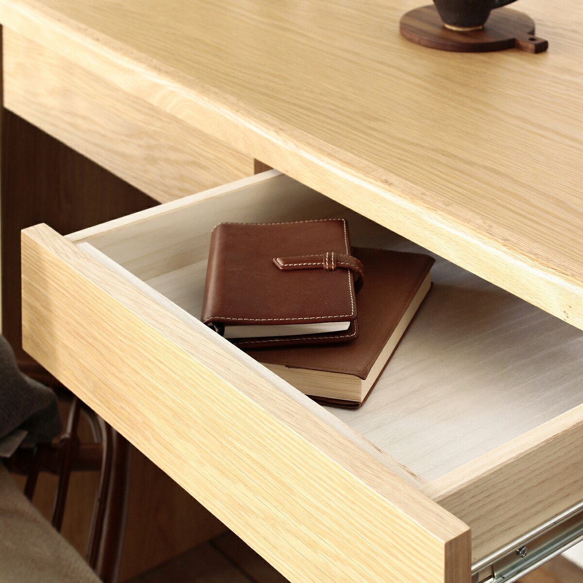 【使いやすい深さの引き出し】A4ファイルや手帳などもすっきり収まる引き出しで、デスク周りをきれいに保てます。