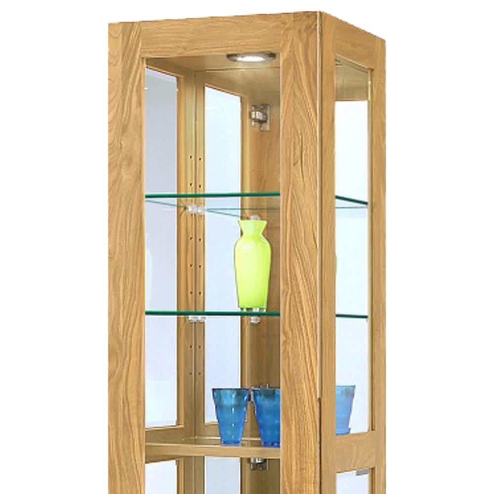 【光が織りなすアート空間】温かいダウンライトと背面ミラーが、大切なコレクションに奥行きと輝きを与えます。