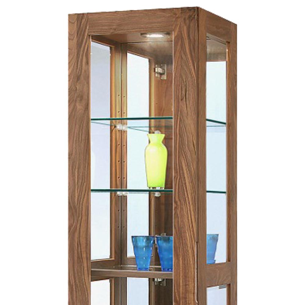 【光とミラーが織りなす空間】上部のダウンライトと背面ミラーが、コレクションに奥行きと輝きを与えます。