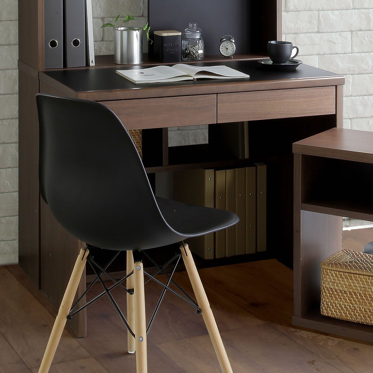 【整頓された作業空間】天板下の隠し引き出しと配線サクリで、デスク周りはいつもすっきり。快適な集中環境をサポートします。